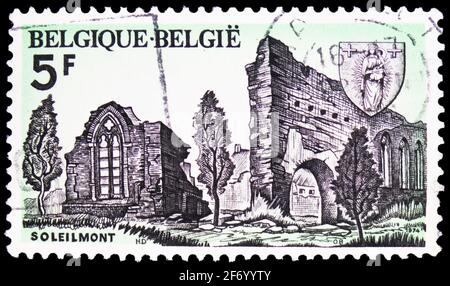 MOSCOU, RUSSIE - 18 JANVIER 2021 : timbre-poste imprimé en Belgique montre l'abbaye de Soleilmont, série des bâtiments historiques, vers 1974 Banque D'Images