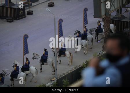 Le Caire, Égypte. 03ème avril 2021. Les gardes d'honneur montés participent à la parade d'or des pharaons, une procession au cours de laquelle les corps momifiés de 22 anciens rois et reines égyptiens seront transportés du Musée égyptien près de la place Tahrir du Caire à leur nouveau lieu de repos au Musée national de la civilisation égyptienne, Situé sur la rive d'Ayn comme Sirah Lake. Credit: Gehad Hamdy/dpa/Alay Live News Banque D'Images