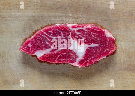 Un steak de bœuf cru sur la planche à découper. ısolé gros plan Banque D'Images