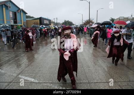 Lady Buckpulls New Orleans social Aid and Pleasure Club second Line (Secondline) danseuses de parade le dimanche sous la pluie. La Nouvelle-Orléans, Louisiane, États-Unis. Banque D'Images