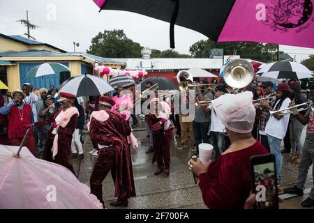 Lady Buckpulls New Orleans social Aid and Pleasure Club second Line (Secondline) danseuses de parade le dimanche sous la pluie. La Nouvelle-Orléans, Louisiane, États-Unis. Banque D'Images