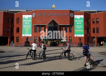 Le public à vélo devant le stade avant le match de la coupe d'Écosse au Celtic Park, Glasgow. Date de publication : samedi 3 avril 2021. Banque D'Images