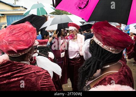 Lady Buckpulls New Orleans social Aid and Pleasure Club second Line (Secondline) danseuses de parade le dimanche sous la pluie. La Nouvelle-Orléans, Louisiane, États-Unis. Banque D'Images