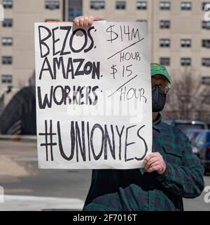 20 mars 2021, Boston, Massachusetts, États-Unis : rassemblement de manifestants en solidarité avec les travailleurs d'Amazon qui s'organisent pour la reconnaissance syndicale à Bessemer, Alabama, devant Whole Foods à Ink Block à Boston le samedi 20 mars pour une Journée internationale d'action. Credit: Keiko Hiromi/AFLO/Alay Live News Banque D'Images