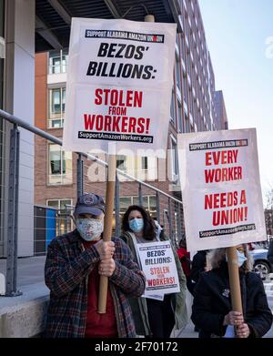 20 mars 2021, Boston, Massachusetts, États-Unis: Les manifestants se rassemblent en solidarité avec les travailleurs d'Amazon qui s'organisent pour une reconnaissance syndicale à Bessemer, Alabama, devant Whole Foods à Ink Block à Boston, le samedi 20 mars pour une Journée internationale d'action. Credit: Keiko Hiromi/AFLO/Alay Live News Banque D'Images