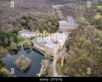 Lever du soleil ciel au-dessus de l'ancien moulin à coton anglais industriel bâtiment vallée entouré par la campagne des bois site abandonné usine. Vallée de Pleasely abandonnée Banque D'Images