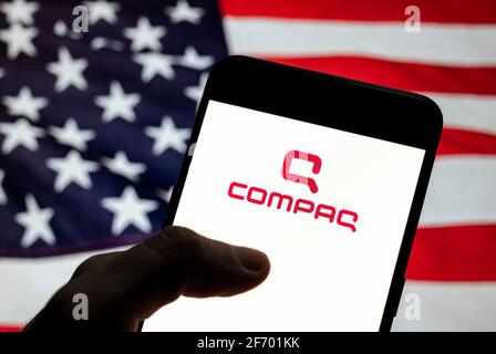 Chine. 27 mars 2021. Sur cette photo, le logo Compaq du fabricant de l'ordinateur est affiché sur un smartphone avec un drapeau des États-Unis en arrière-plan. (Photo de Chukrut Budrul/SOPA Images/Sipa USA) crédit: SIPA USA/Alay Live News Banque D'Images