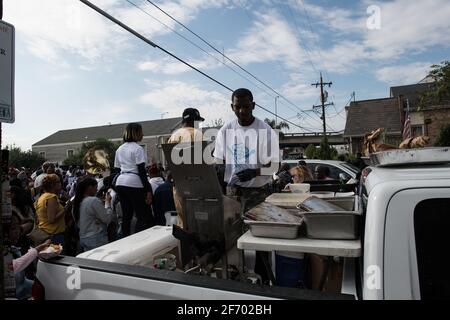 Soudan New Orleans social Aid and Pleasure Club second Line (Secondline) danseuses de défilé le dimanche sous la pluie. La Nouvelle-Orléans, Louisiane, États-Unis. Banque D'Images