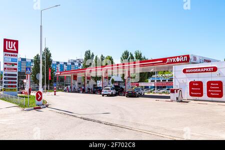 Samara, Russie - 29 mai 2020 : station-service Lukoil avec voitures de ravitaillement. Lukoil est l'une des plus grandes compagnies pétrolières russes Banque D'Images