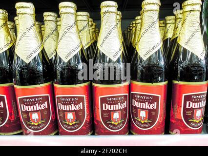 Samara, Russie - 31 mars 2021 : verre en bouteille pour bière Dunkel. Diverses boissons alcoolisées et boissons spiritueuses Banque D'Images