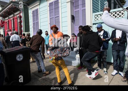 Soudan New Orleans social Aid and Pleasure Club second Line (Secondline) danseuses de défilé le dimanche sous la pluie. La Nouvelle-Orléans, Louisiane, États-Unis. Banque D'Images