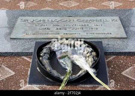 Plaque sur le monument Sir John Logan Campbell sur One Tree Hill Auckland Nouvelle-Zélande Banque D'Images