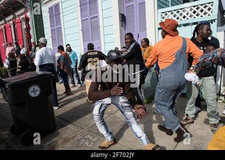 Soudan New Orleans social Aid and Pleasure Club second Line (Secondline) danseuses de défilé le dimanche sous la pluie. La Nouvelle-Orléans, Louisiane, États-Unis. Banque D'Images