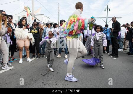 Soudan New Orleans social Aid and Pleasure Club second Line (Secondline) danseuses de défilé le dimanche sous la pluie. La Nouvelle-Orléans, Louisiane, États-Unis. Banque D'Images
