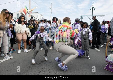 Soudan New Orleans social Aid and Pleasure Club second Line (Secondline) danseuses de défilé le dimanche sous la pluie. La Nouvelle-Orléans, Louisiane, États-Unis. Banque D'Images