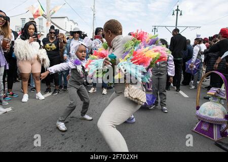 Soudan New Orleans social Aid and Pleasure Club second Line (Secondline) danseuses de défilé le dimanche sous la pluie. La Nouvelle-Orléans, Louisiane, États-Unis. Banque D'Images