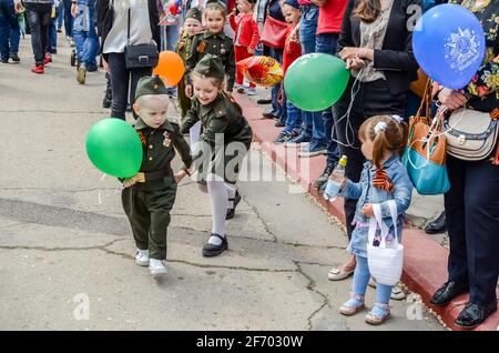 Kerch, Russie 05 09 2019 : Parade jour de la victoire. Les gens participent à l'action patriotique Immortal Regiment. Ils tiennent des portraits de personnes qui Banque D'Images
