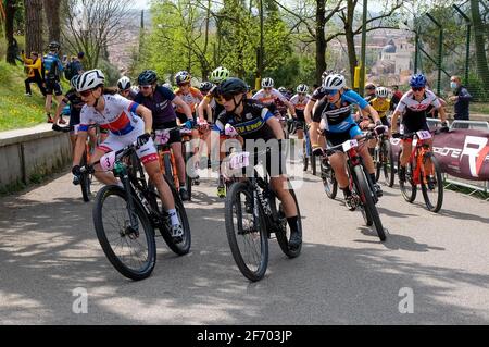 Parco delle Colombare, Vérone, Italie. 03ème avril 2021. Début de la course de la catégorie femme ouverte à Verona MTB International 2021 XCO pendant Verona MTB International XCO - Elite Woman Category, MTB - Mountain Bike - photo Roberto Tommasini/LM crédit: LiveMedia/Alay Live News Banque D'Images