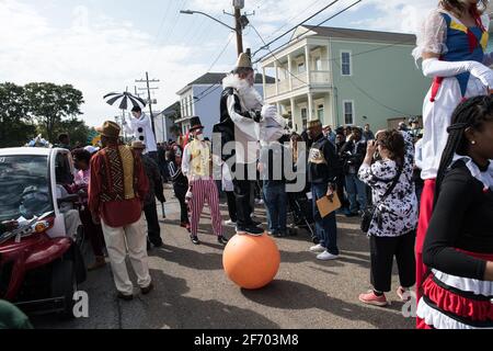 Soudan New Orleans social Aid and Pleasure Club second Line (Secondline) danseuses de défilé le dimanche sous la pluie. La Nouvelle-Orléans, Louisiane, États-Unis. Banque D'Images