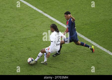 Paris, France. 03ème avril 2021. Renato SANCHES (Lille OSC) a affronté Abdou DIALLO (PSG) lors du championnat de France Ligue 1 de football entre Paris Saint-Germain et LOSC Lille le 3 avril 2021 au stade du Parc des Princes à Paris, France - photo Stephane Allaman/DPPI/LiveMedia crédit: Independent photo Agency/Alay Live News Banque D'Images