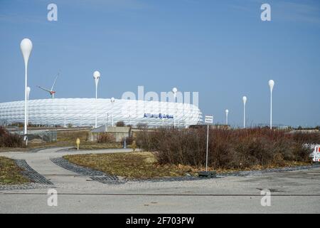 Allianz Arena pendant le lockdown de Corona. Là où les touristes et les fans sont généralement en effervescence, où les artisans et les employés travaillent, il y a un vide béant. Banque D'Images