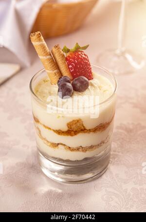 Dessert tiramisu servi dans un verre avec plateau de fruits frais Banque D'Images