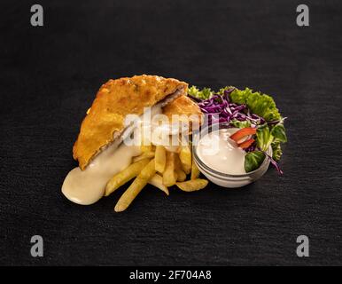 Fromages frits d'or servis avec des frites, de la sauce à l'ail et de la laitue Banque D'Images