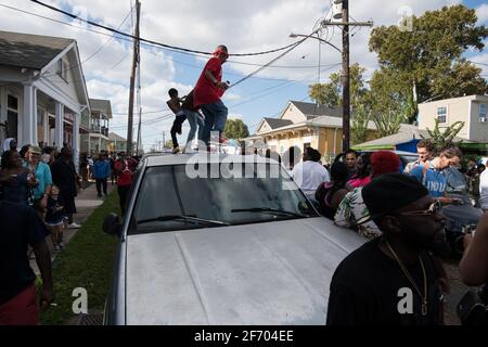 Enfants dansant sur des voitures pendant le Prince de Galles, l'aide sociale de la Nouvelle-Orléans et le Pleasure Club second Line (Secondline) second Line Sunday Parade, la Nouvelle-Orléans. Banque D'Images