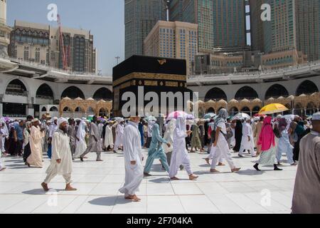 Pèlerins musulmans à la Kaaba pendant tawaf. La Sainte Kaaba dans le Haram Masjid Banque D'Images