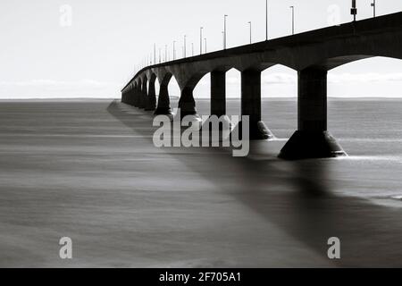 Photo en noir et blanc à longue exposition du pont de la Confédération, de l'Île-du-Prince-Édouard au Nouveau-Brunswick. Banque D'Images