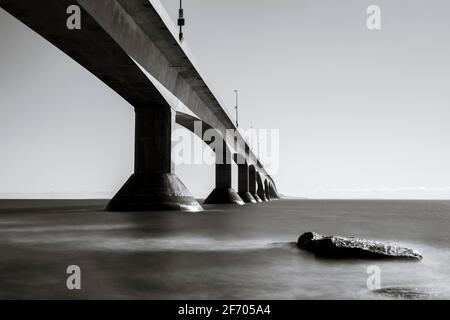 Photo en noir et blanc à longue exposition du pont de la Confédération, de l'Île-du-Prince-Édouard au Nouveau-Brunswick. Banque D'Images