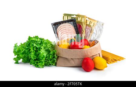 L'ensemble de produits est isolé sur un fond blanc. Légumes, fruits, saucisses, pâtes, salade dans un sac de papier, vue latérale. Banque D'Images