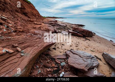 Falaise en grès rouge et turquoise et rochers à la plage de Cavendish De l'Île-du-Prince-Édouard Banque D'Images