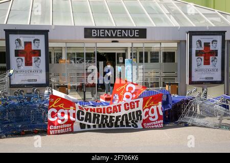 Marseille, France. 03ème avril 2021. L'entrée du magasin Carrefour Vitrolles est bloquée par des trolleys pendant la grève.la CGT, la Confédération générale du travail (Confédération générale du travail) et la CFDT Confédération française démocratique du travail (Confédération française démocratique du travail) Les syndicats des hypermarchés de Carrefour France ont lancé une grève nationale pour exiger de meilleures conditions de travail et une augmentation des salaires. Crédit : SOPA Images Limited/Alamy Live News Banque D'Images