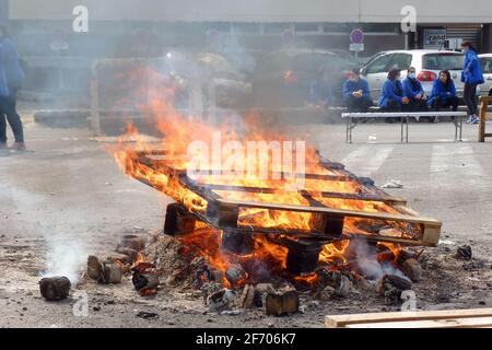 Marseille, France. 30 mars 2021. Les manifestants brûlent des palettes sur le parking hypermarché Carrefour pour se réchauffer pendant la grève.la CGT, la Confédération générale du travail (Confédération générale du travail) et la CFDT Confédération française démocratique du travail (Confédération française démocratique du travail) Les syndicats des hypermarchés de Carrefour France ont lancé une grève nationale pour exiger de meilleures conditions de travail et une augmentation des salaires. Crédit : SOPA Images Limited/Alamy Live News Banque D'Images