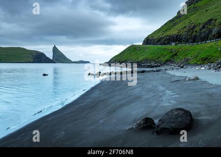 Spectaculaire vue sur mer Tindholmur Drangarnir et piles dans l'océan Atlantique, les îles Féroé. Photographie de paysage Banque D'Images