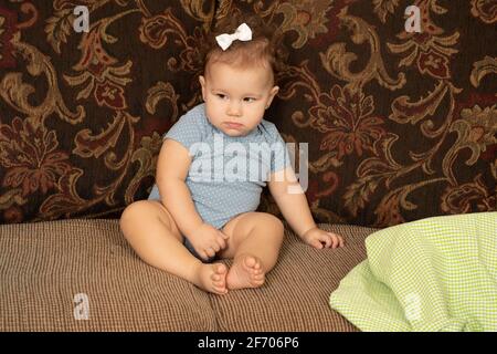 Piaget Objet Permanace Sequence Deux De Deux Bebe Fille De 7 Mois Assis Sur Le Canape Regardant Loin Indifferent Apres Le Jouet Est Couvert De Tissu Manque De O Photo Stock Alamy