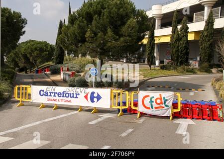 Marseille, France. 03ème avril 2021. L'entrée de la station-service Carrefour Marseille est bloquée par des trolleys pendant la grève.la CGT, la Confédération générale du travail (Confédération générale du travail) et la CFDT Confédération française démocratique du travail (Confédération française démocratique du travail) Les syndicats des hypermarchés de Carrefour France ont lancé une grève nationale pour exiger de meilleures conditions de travail et une augmentation des salaires. (Photo de Denis Taust/SOPA Images/Sipa USA) crédit: SIPA USA/Alay Live News Banque D'Images