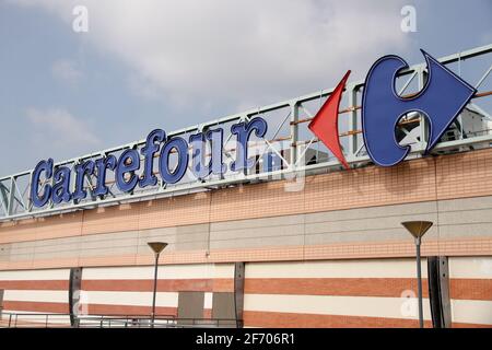 Marseille, France. 30 mars 2021. Logo de l'hypermarché Carrefour vu pendant la grève.la CGT, Confédération générale du travail (Confédération générale du travail) et CFDT Confédération française démocratique du travail (Confédération française démocratique du travail) Les syndicats des hypermarchés de Carrefour France ont lancé une grève nationale pour exiger de meilleures conditions de travail et une augmentation des salaires. Crédit : SOPA Images Limited/Alamy Live News Banque D'Images