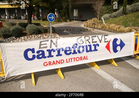 Marseille, France. 03ème avril 2021. L'entrée de la station-service Carrefour Marseille est bloquée par des trolleys pendant la grève.la CGT, la Confédération générale du travail (Confédération générale du travail) et la CFDT Confédération française démocratique du travail (Confédération française démocratique du travail) Les syndicats des hypermarchés de Carrefour France ont lancé une grève nationale pour exiger de meilleures conditions de travail et une augmentation des salaires. (Photo de Denis Taust/SOPA Images/Sipa USA) crédit: SIPA USA/Alay Live News Banque D'Images