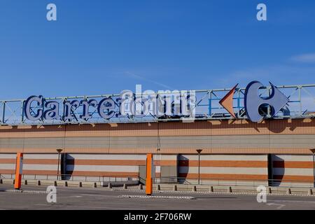 Marseille, France. 13 mars 2021. Logo de l'hypermarché Carrefour vu pendant la grève.la CGT, Confédération générale du travail (Confédération générale du travail) et CFDT Confédération française démocratique du travail (Confédération française démocratique du travail) Les syndicats des hypermarchés de Carrefour France ont lancé une grève nationale pour exiger de meilleures conditions de travail et une augmentation des salaires. (Photo de Denis Taust/SOPA Images/Sipa USA) crédit: SIPA USA/Alay Live News Banque D'Images