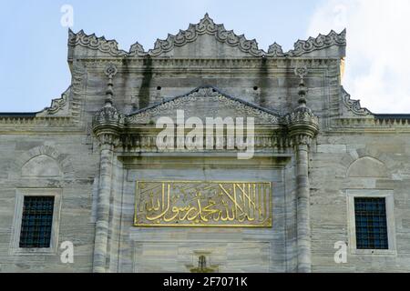 Belles sculptures sur la façade de la mosquée suleymaniye à Istanbul Banque D'Images