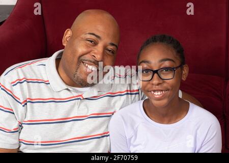Père posant avec sa fille de 12 ans Banque D'Images
