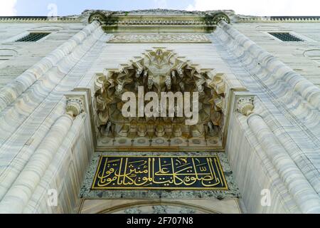 Belles sculptures sur la façade de la mosquée suleymaniye à Istanbul Banque D'Images