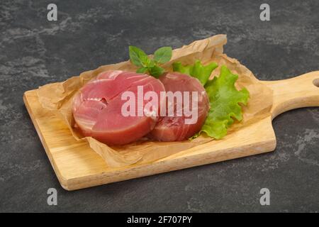 Raw tuna steak ronde prêt pour grill Banque D'Images