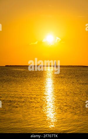 Voilier naviguant jusqu'au coucher du soleil, Key Largo, Floride États-Unis Banque D'Images