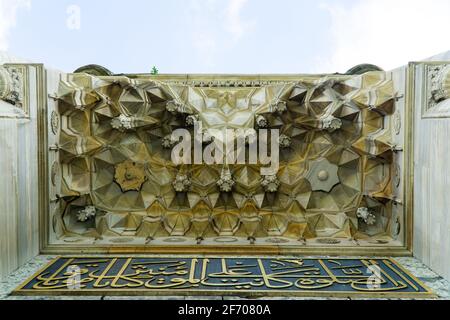 Belles sculptures sur la façade de la mosquée suleymaniye à Istanbul Banque D'Images