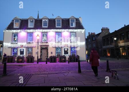 Victoria Inn couverte de lumières de Noël, Haddington Banque D'Images