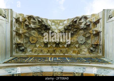 Belles sculptures sur la façade de la mosquée suleymaniye à Istanbul Banque D'Images