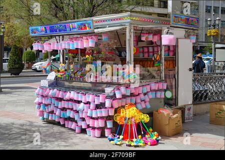 Kiosque de rue à Grenade (Espagne) vendant divers bonbons colorés (chewing-gum, chocolats, bonbons en coton...) et jouets Banque D'Images